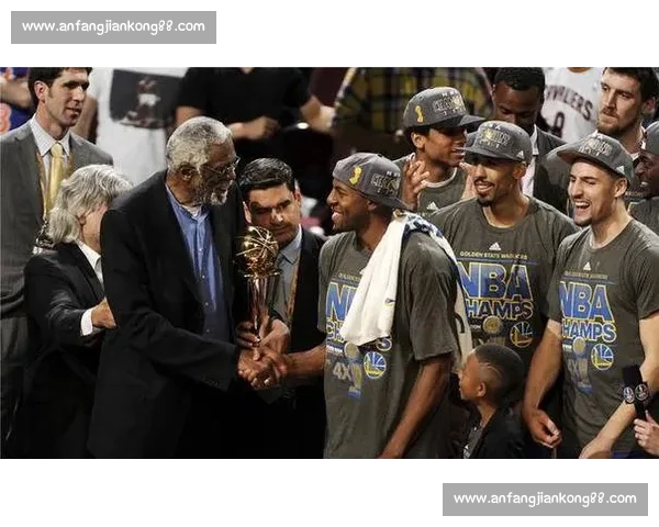 2015 年 FMVP 归属争议:伊戈达拉锁死詹姆斯 35+14+9,库里憾失奖杯的深层逻辑 2015 年 FMVP 归属争议:伊戈达拉锁死詹姆斯 35+14+9,库里憾失奖杯的深层逻辑